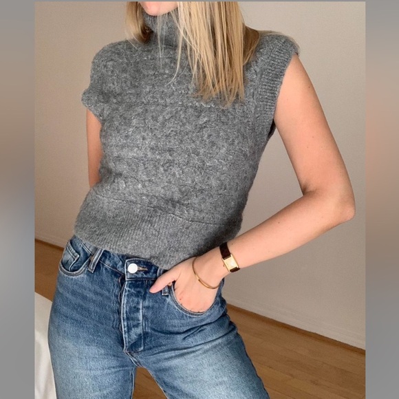 Old Navy Women’s Grey Sleeveless Cropped Cable-Knit Turtleneck Sweater Vest - Picture 1 of 13